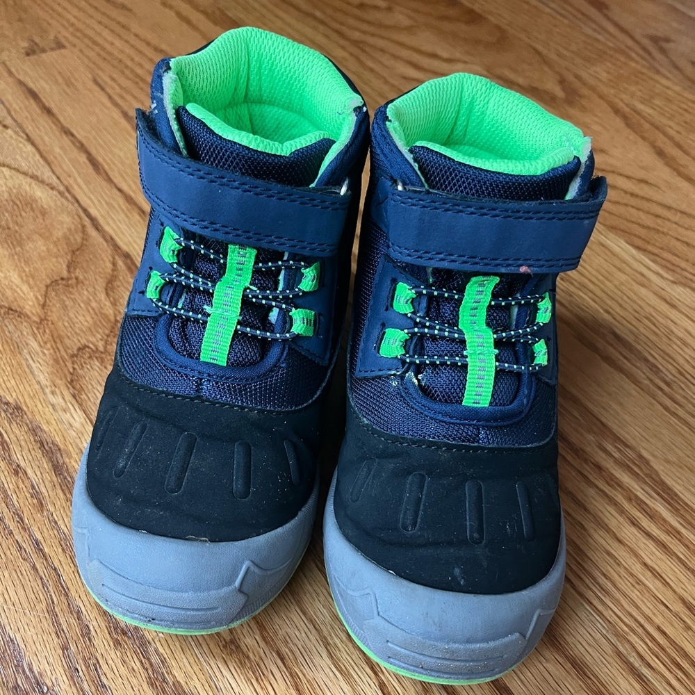 Stride Rite 360 Kids Nebraska 2.0 Snow/Winter Boot. Size 10W. Black/Navy/Green.